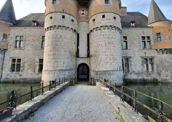 Du Chateau De Spontin - 8 Chaussee De Dinant - 5530 Spontin Mellet